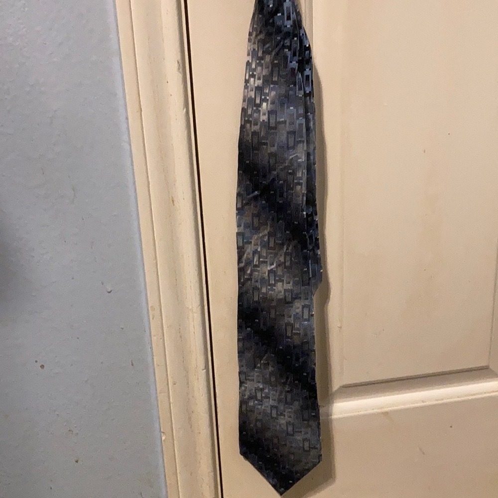 Van Heusen men's blue patterned tie